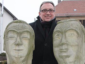 Dieter Schaar hinter den Sandsteinskulpturen, die den früheren bayerischen Ministerpräsidenten Günther Beckstein (links) und den einstigen rumänischen Außenminister Lazar Comanescu darstellen. Foto: Alexander Hartmann