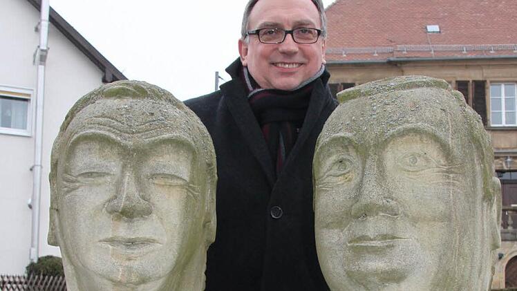 Dieter Schaar hinter den Sandsteinskulpturen, die den früheren bayerischen Ministerpräsidenten Günther Beckstein (links) und den einstigen rumänischen Außenminister Lazar Comanescu darstellen. Foto: Alexander Hartmann