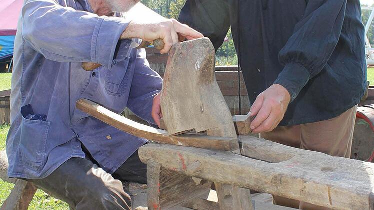Büttnerhandwerk? Für Rudolf Schneidmadel aus Gleisenau (links) und Walter Martin aus Ebelsbach kein Problem.