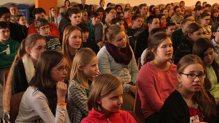 Aufmerksam und sichtlich positiv gestimmt verfolgen die Eltmanner Realschüler die "Lerntipps"