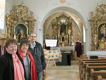 Johanna Müller, Irene Beck und Peter Walz (von links) beten und hoffen mit ihren Gremien von Pfarrgemeinde- und Kirchenrat auf einen neuen Pfarrer. Die Sambacher Kirche erstrahlt erst seit Kurzem frisch renoviert. Foto: Evi Seeger