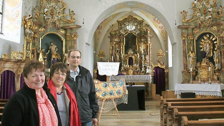 Johanna Müller, Irene Beck und Peter Walz (von links) beten und hoffen mit ihren Gremien von Pfarrgemeinde- und Kirchenrat auf einen neuen Pfarrer. Die Sambacher Kirche erstrahlt erst seit Kurzem frisch renoviert. Foto: Evi Seeger