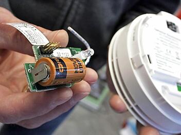 Damit der Alarm nicht im Nebenraum nicht unerhört bleibt: Rauchmelder können mit einem Funkmodul ausgestattet werden.  Fotos: Robert Huger