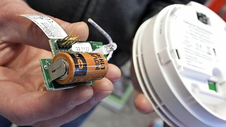 Damit der Alarm nicht im Nebenraum nicht unerhört bleibt: Rauchmelder können mit einem Funkmodul ausgestattet werden.  Fotos: Robert Huger