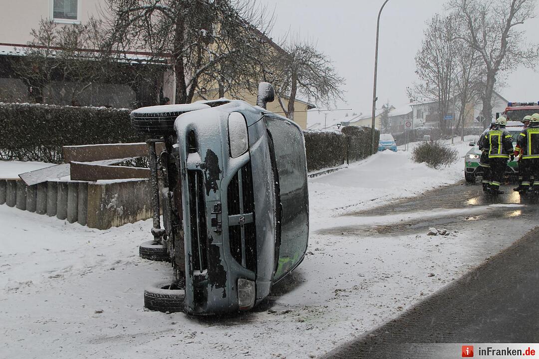 Auto überschlägt sich in Eschenbach i.d. Oberpfalz
