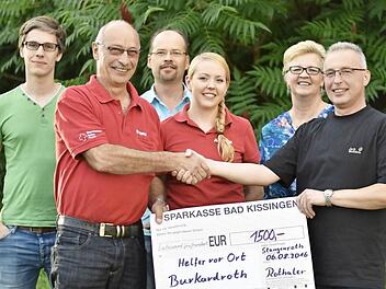 Einen Scheck in H&ouml;he von 1500 Euro gab es vom Gesangverein Philharmonia f&uuml;r die Helfer vor Ort. Unser Bild zeigt von links Frank Weigand, Franz Vorndran, J&uuml;rgen Schmitt, Annika Schuldheis, Annegret Winter und Johannes Rothaler. Foto: Martina Kleinhenz