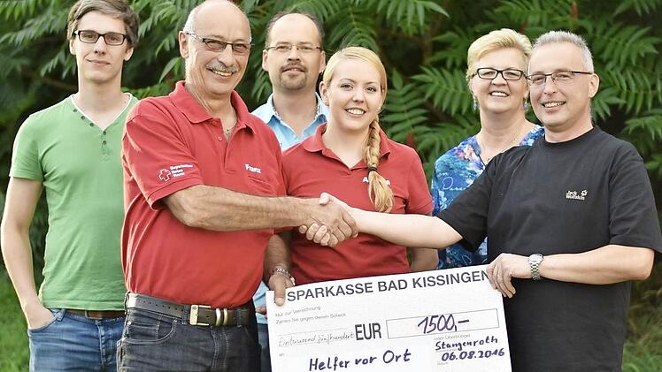 Einen Scheck in H&ouml;he von 1500 Euro gab es vom Gesangverein Philharmonia f&uuml;r die Helfer vor Ort. Unser Bild zeigt von links Frank Weigand, Franz Vorndran, J&uuml;rgen Schmitt, Annika Schuldheis, Annegret Winter und Johannes Rothaler. Foto: Martina Kleinhenz