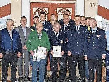 Die geehrten Mitglieder mit der Thuisbrunner Feuerwehrführung Foto: Jörg Ertel