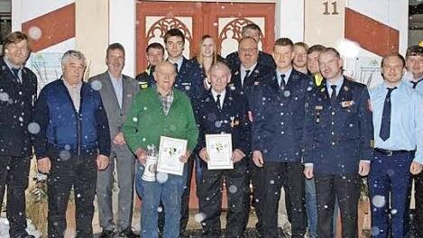 Die geehrten Mitglieder mit der Thuisbrunner Feuerwehrführung Foto: Jörg Ertel