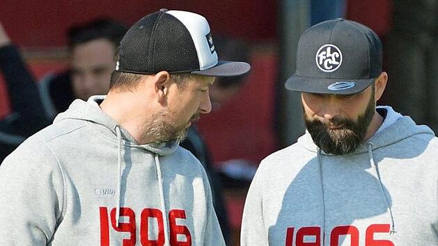 Die Lichtenfelser Trainer Christian Goller und Alexander Grau konnten mit der Leistung ihrer Mannschaft zufrieden sein: Der FCL gewann sein Heimspiel gegen Kahl mit 2:1.  Foto: Czepera