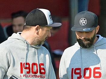 Die Lichtenfelser Trainer Christian Goller und Alexander Grau konnten mit der Leistung ihrer Mannschaft zufrieden sein: Der FCL gewann sein Heimspiel gegen Kahl mit 2:1.  Foto: Czepera