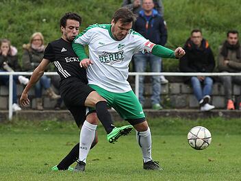 Khalid Belmouden vom FC Wacker (l.) stört Christian Mühlfriedel bei der Ballannahme. Fotos: sportpress