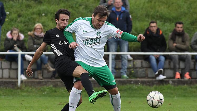 Khalid Belmouden vom FC Wacker (l.) stört Christian Mühlfriedel bei der Ballannahme. Fotos: sportpress