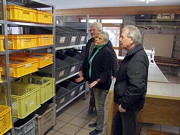 Leere Regale und die leere Ausgabestelle in der Tafel Hammelburg. Auf unserem Bild: Klaus Hartmann (von links), 2. Vorsitzender Tafel Bad Brückenau, Luise Smolik und Hans-Jürgen Schelle, 1. Vorsitzender der Tafel Bad Brückenau.  Foto: Bastian Reusch