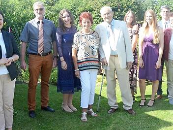 Gratulationscour zum 90. Geburtstag von Manfred Hanuschke (Fünfter von links) im Familienkreis und Bürgermeisterin Angela Hofmann (links)