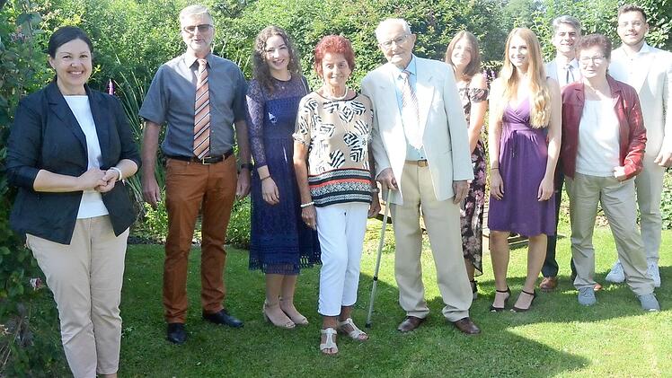Gratulationscour zum 90. Geburtstag von Manfred Hanuschke (Fünfter von links) im Familienkreis und Bürgermeisterin Angela Hofmann (links)