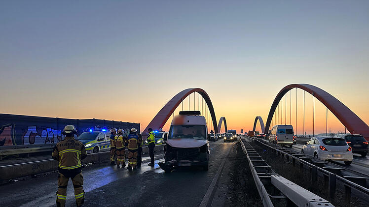 Massenkarambolage auf glatter A42