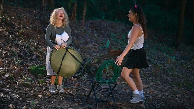 Die Konstruktion der Dschungeltoilette stellte Christina Shakira (links) und Tanja Tischewitsch vor Herausforderungen.