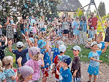 Viele Seifenblasen stiegen in den Himmel auf, als die Kinder das Lied von der guten Laune sangen.