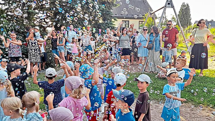 Viele Seifenblasen stiegen in den Himmel auf, als die Kinder das Lied von der guten Laune sangen.