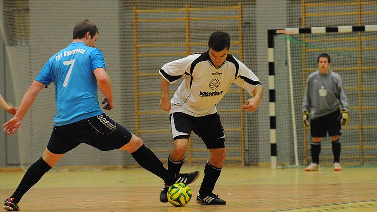 Szene aus dem Spiel des FC Hammelburg (weiße Trikots) gegen den TSV Rannungen.
