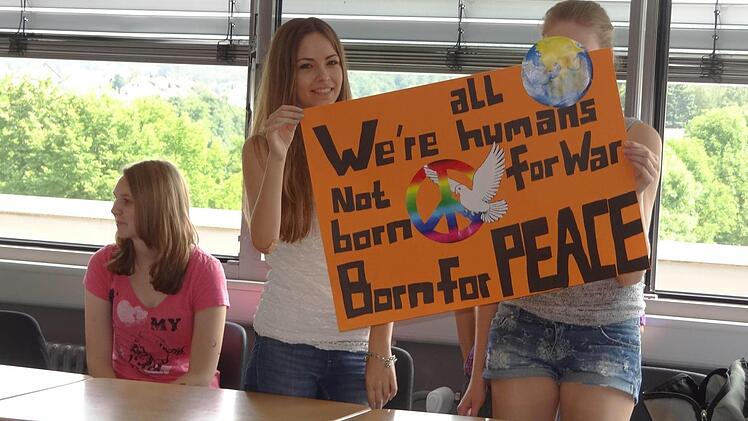 Friedensarbeit: Vor dem Hintergrund des Erbes des Ersten Weltkrieges und dem Letter-Art-Projekt "Remember 1914 bis 1918" haben die Schüler Anti-Krieges-Werbung gestaltet. Nicht Waffen, sondern Friedenstauben sollen produziert werden, so einer der vielen Gedanken, der kreativ umgesetzt wurde. Fotos: Johanna Eckert