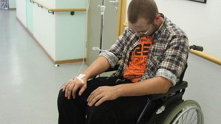 Daniel Rochholz mimte einen Bewusstlosen, der samt Rollstuhl ins Erdgeschoss getragen wurde.