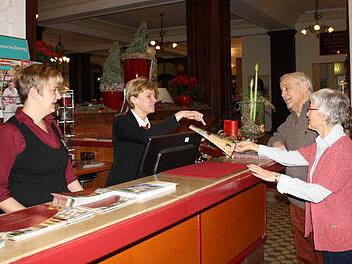 Irmtraud (von rechts) und Joachim Schwind aus Bad Homburg informieren sich bei Gabriele Reißmann und Sandy Berthold vom Rezeptionsteam des Hotels "Kaiserhof Victoria". Fotos: Ralf Ruppert