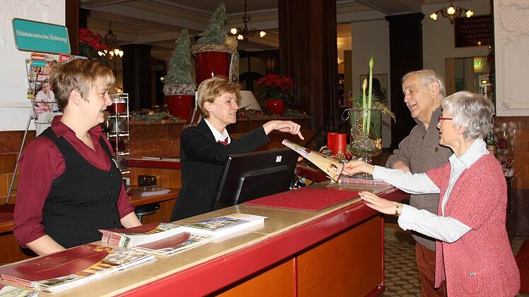 Irmtraud (von rechts) und Joachim Schwind aus Bad Homburg informieren sich bei Gabriele Reißmann und Sandy Berthold vom Rezeptionsteam des Hotels "Kaiserhof Victoria". Fotos: Ralf Ruppert