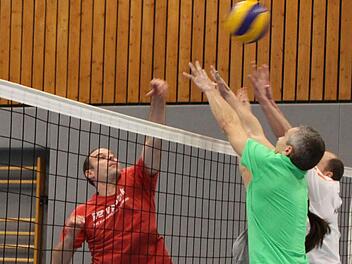 "Montagsbagger" Mathias Jost (links) trickst den Hünfelder Block aus. Foto: Thomas Dill