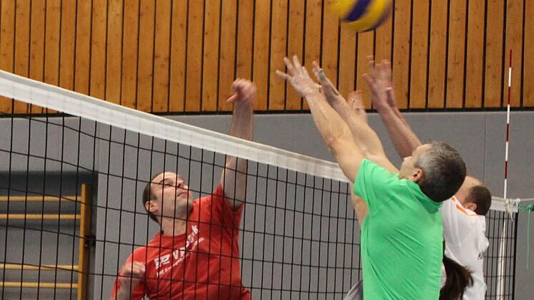 "Montagsbagger" Mathias Jost (links) trickst den Hünfelder Block aus. Foto: Thomas Dill
