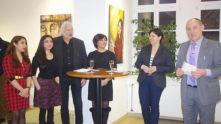 v. l. Leilas Töchter Tina und Mona, Ingo Cesaro, Leila, Bürgermeisterin Angela Hofmann und Günter Wolkersdorfer, Finanzamtschef