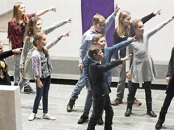 Die Klasse 4 c der Carl-Platz-Schule Herzogenaurach lieferte bei ihrem Beitrag auch eine Choreographie auf der "Kirchenbühne" ab.  Fotos: M. Welker