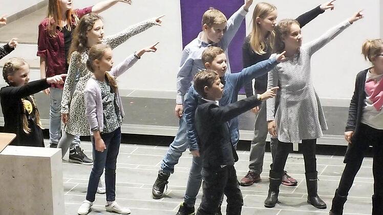 Die Klasse 4 c der Carl-Platz-Schule Herzogenaurach lieferte bei ihrem Beitrag auch eine Choreographie auf der "Kirchenbühne" ab.  Fotos: M. Welker