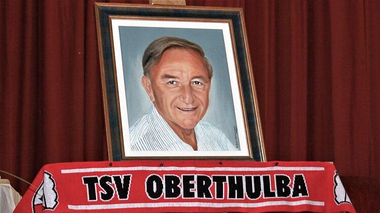 Der TSV Oberthulba erinnerte an Altlandrat Herbert Neder als seinen früheren Schriftführer. Foto: Sigismund von Dobschütz