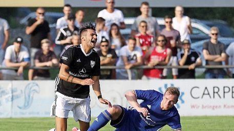 Frohnlachs Jonas Krüger holte in dieser Szene den Sonnefelder Neuzugang Aykut Civelek unsanft von den Beinen.