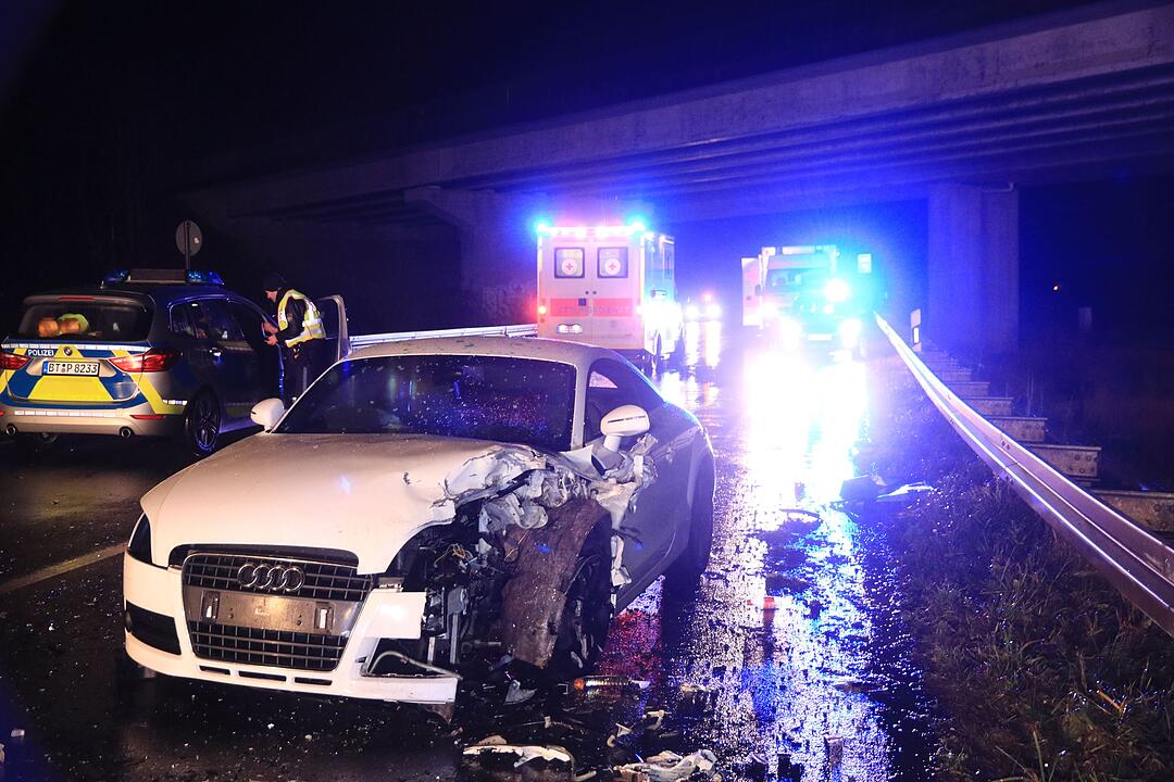 Schwerer Unfall auf der B4 bei Kemmern (Kreis Bamberg) mit zwei schwer verletzten Kindern