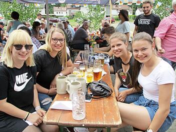 Sie sind die ersten Bierköniginnen von Wallenfels - von links Teresa, Selina, Janina und Theresia  Foto: Susanne Deuerling