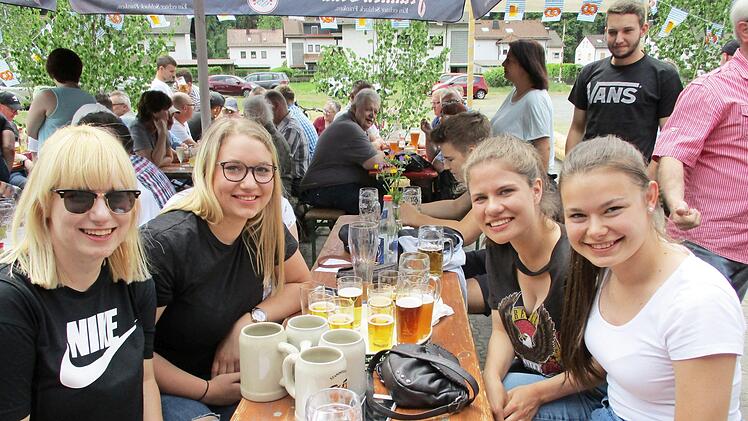 Sie sind die ersten Bierköniginnen von Wallenfels - von links Teresa, Selina, Janina und Theresia  Foto: Susanne Deuerling