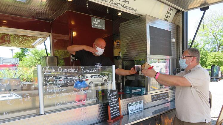 Stöbern macht hungrig: wie gut, dass es die Food-Trucks gibt.