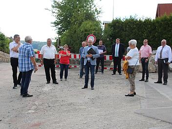 Mit einer Baustellenbesichtigung in Reichenbach begann die erste Sitzung des Bau- und Umweltausschusses. Entlang des Friedhofs wird ein zusätzlicher Gehweg gebaut. Foto: Thomas Malz