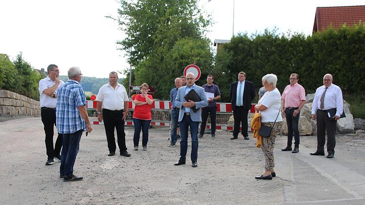 Mit einer Baustellenbesichtigung in Reichenbach begann die erste Sitzung des Bau- und Umweltausschusses. Entlang des Friedhofs wird ein zusätzlicher Gehweg gebaut. Foto: Thomas Malz