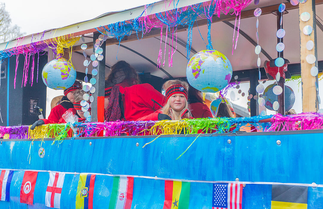 Buntes Faschingstreiben begeistert groß und klein.
