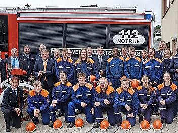 13 Jugendlichen haben erfolgreich an der Leistungsbewertung zum Erwerb der Leistungsspange der Deutschen Jugendfeuerwehr teilgenommen. Auf dem Bild gemeinsam mit der Abnahmekommission, Landrat, Gemeindeoberhäuptern, Kreisjugendwartin und Kreisbran...