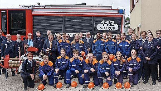 13 Jugendlichen haben erfolgreich an der Leistungsbewertung zum Erwerb der Leistungsspange der Deutschen Jugendfeuerwehr teilgenommen. Auf dem Bild gemeinsam mit der Abnahmekommission, Landrat, Gemeindeoberhäuptern, Kreisjugendwartin und Kreisbran...