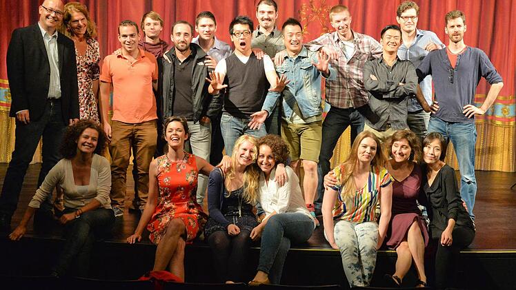 Gruppenbild mit Sommeroper-Impresario Till Fabian Weser (ganz links), der Zweiten Vorsitzenden des Fördervereins Birgit Dietz und Professorin Angelika Kirchschlager (sitzend davor). Fotos: Ronald Rinklef