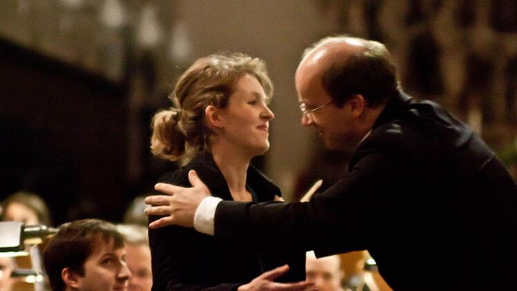 Roland Kluttig bedankt sich bei Verene Usemann für ihre eindringliche Interpretation der Rückert-Lieder Gustav Mahlers.