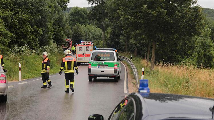 Zwischen Zeegendorf und Teuchatz im Landkreis Bamberg hat sich ein schwerer Autounfall ereignet. Bei einem Frontalzusammenstoß ist eine Person nach Angaben der Rettungskräfte lebensgefährlich verletzt worden. Der Rettungshubschrauber war im Einsatz. Foto: Ferdinand Merzbach
