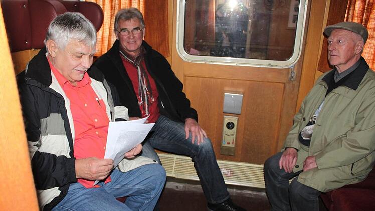 Heinz Barnickel (rechts) mit seinen Kollegen (von links) Hans Strohmer und Philip Karl in einem Erste-Klasse-Abteil eines Interzonenzugs