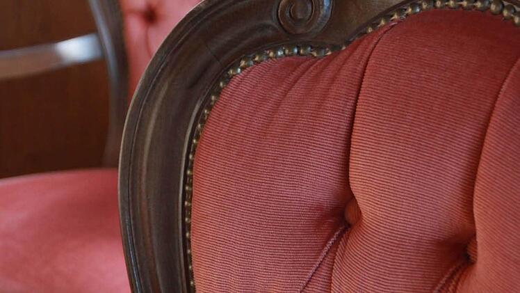 Es müsste viel gemacht werden an der alten Villa, meint Annette Limpert. Noch einmal etwas ganz anderes? Dafür hat die 52-Jährige keine Kraft mehr. Die Kurpension Trümbach wird nach fast 100 Jahren im Familienbesitz verkauft. 1996 hatte das Sanatorium 10 000 Übernachtungen pro Jahr. Foto: Carmen Schmitt